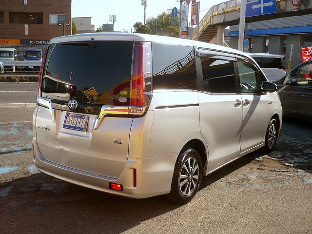 エスクァイア ハイブリッドＧｉ　プレミアムパッケージ　純正９型ナビ　地ＴＶ　Ｂカメラ　ＣＤ＆ＤＶＤ　Ｂｌｕｅｔｏｏｔｈ　ＥＴＣ　デジタルインナーミラー　スマキー　フリップダウンモニター　両側自動ドア　ＨレザーＳ　前席Ｓヒーター　クルコン　ＬＥＤ　衝突軽減（17枚目）