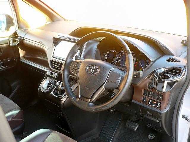 エスクァイア ハイブリッドＧｉ　プレミアムパッケージ　純正９型ナビ　地ＴＶ　Ｂカメラ　ＣＤ＆ＤＶＤ　Ｂｌｕｅｔｏｏｔｈ　ＥＴＣ　デジタルインナーミラー　スマキー　フリップダウンモニター　両側自動ドア　ＨレザーＳ　前席Ｓヒーター　クルコン　ＬＥＤ　衝突軽減（24枚目）