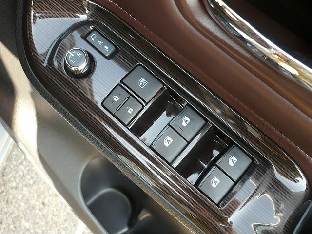 エスクァイア ハイブリッドＧｉ　プレミアムパッケージ　純正９型ナビ　地ＴＶ　Ｂカメラ　ＣＤ＆ＤＶＤ　Ｂｌｕｅｔｏｏｔｈ　ＥＴＣ　デジタルインナーミラー　スマキー　フリップダウンモニター　両側自動ドア　ＨレザーＳ　前席Ｓヒーター　クルコン　ＬＥＤ　衝突軽減（31枚目）