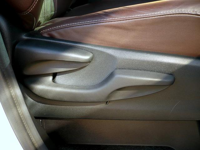 エスクァイア ハイブリッドＧｉ　プレミアムパッケージ　純正９型ナビ　地ＴＶ　Ｂカメラ　ＣＤ＆ＤＶＤ　Ｂｌｕｅｔｏｏｔｈ　ＥＴＣ　デジタルインナーミラー　スマキー　フリップダウンモニター　両側自動ドア　ＨレザーＳ　前席Ｓヒーター　クルコン　ＬＥＤ　衝突軽減（32枚目）