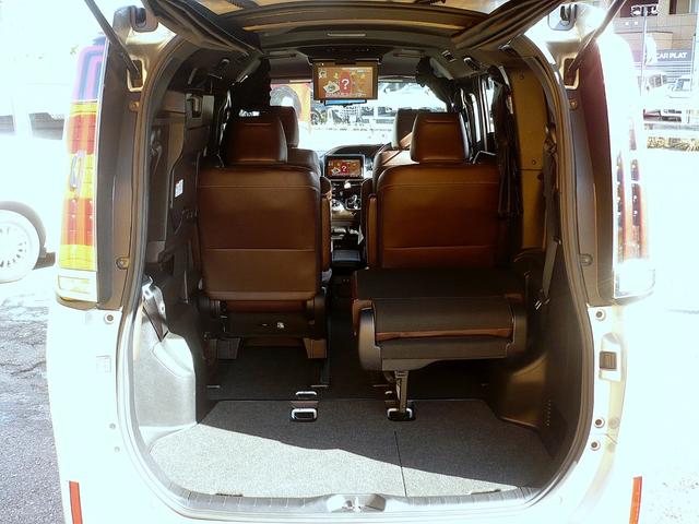 エスクァイア ハイブリッドＧｉ　プレミアムパッケージ　純正９型ナビ　地ＴＶ　Ｂカメラ　ＣＤ＆ＤＶＤ　Ｂｌｕｅｔｏｏｔｈ　ＥＴＣ　デジタルインナーミラー　スマキー　フリップダウンモニター　両側自動ドア　ＨレザーＳ　前席Ｓヒーター　クルコン　ＬＥＤ　衝突軽減（74枚目）