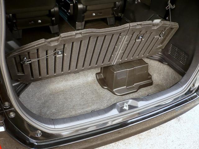 ヴォクシー ハイブリッドＸ　純正ＳＤナビ　フルセグＴＶ　バックカメラ　ＣＤ＆ＤＶＤ　Ｂｌｕｅｔｏｏｔｈ電話＆音楽　ＥＴＣ　ドラレコ　スマートキー　純正フリップダウンモニター　片側パワースライドドア　ＬＥＤヘッドライト（69枚目）