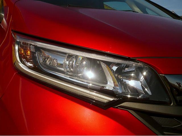 フリード＋ハイブリッド ハイブリッド・クロスターホンダセンシング　純正メモリーナビ　フルセグＴＶ　Ｂカメラ　ＣＤ＆ＤＶＤ　Ｂｌｕｅｔｏｏｔｈ電話＆音楽　ＵＳＢ　ＥＴＣ　スマートキー　Ｈレザーシート　前席Ｓヒーター　両側自動ドア　レーダークルコン　ＬＥＤライト（11枚目）