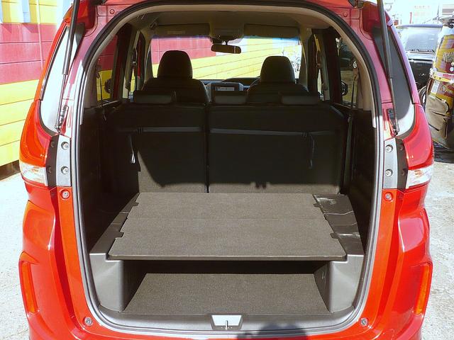 フリード＋ハイブリッド ハイブリッド・クロスターホンダセンシング　純正メモリーナビ　フルセグＴＶ　Ｂカメラ　ＣＤ＆ＤＶＤ　Ｂｌｕｅｔｏｏｔｈ電話＆音楽　ＵＳＢ　ＥＴＣ　スマートキー　Ｈレザーシート　前席Ｓヒーター　両側自動ドア　レーダークルコン　ＬＥＤライト（63枚目）