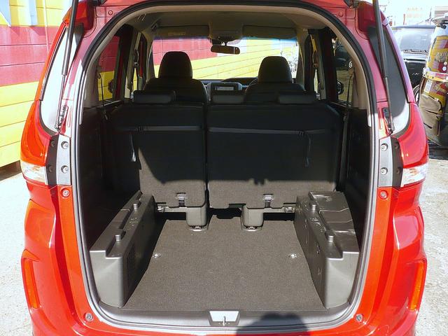 フリード＋ハイブリッド ハイブリッド・クロスターホンダセンシング　純正メモリーナビ　フルセグＴＶ　Ｂカメラ　ＣＤ＆ＤＶＤ　Ｂｌｕｅｔｏｏｔｈ電話＆音楽　ＵＳＢ　ＥＴＣ　スマートキー　Ｈレザーシート　前席Ｓヒーター　両側自動ドア　レーダークルコン　ＬＥＤライト（65枚目）