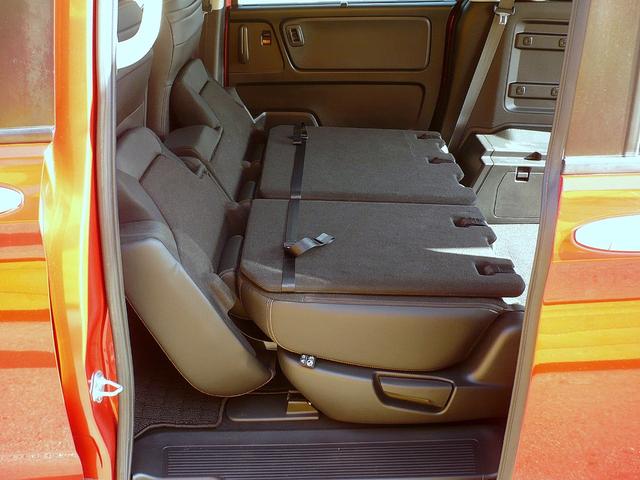 フリード＋ハイブリッド ハイブリッド・クロスターホンダセンシング　純正メモリーナビ　フルセグＴＶ　Ｂカメラ　ＣＤ＆ＤＶＤ　Ｂｌｕｅｔｏｏｔｈ電話＆音楽　ＵＳＢ　ＥＴＣ　スマートキー　Ｈレザーシート　前席Ｓヒーター　両側自動ドア　レーダークルコン　ＬＥＤライト（70枚目）