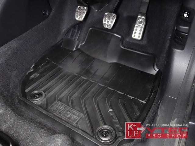 RS ホンダセンシング 後期型 1オーナー 禁煙車 純正ナビ フルセグ バックカメラ USB・Bluetooth接続可 ドライブレコーダー ETC 純正ボディサイドモール LEDヘッドライト 記録簿 6MT(12枚目)