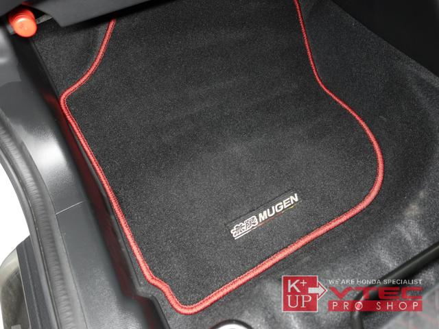 フィット ＲＳ　ホンダセンシング　後期型　無限サスキット　純正ナビ　バックカメラ　フルセグ　ドラレコ　ＥＴＣ　記録簿　１オーナー　禁煙車　無限ドアバイザー・サイドミラー　６ＭＴ（44枚目）