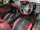 ボルドーレッド×ブラックの専用内装。スマホホルダーが装着済み。マニュアル車ながらクルーズコントロール搭載ですのでロングドライブも楽にこなせます。