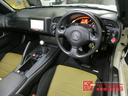 室内全体的に清潔感があり、気持ちよくお乗りいただけます。ダッシュボード上もキレイな状態です。クラクションはユーロホーン。ご希望あれば別途社外ハンドル交換や盗難防止のラフィックスなどもご提案可能です。
