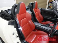 最終型専用・赤革シートのコンディションも良好です。より走りを楽しみたい方には別途でフルバケットシートのご提案も可能です。お気軽にご相談ください。 4