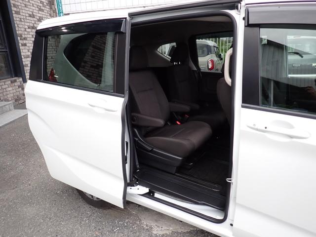フリードハイブリッド ハイブリッド・Ｇホンダセンシング　後期型　純正９インチメモリーナビ　フルセグＴＶ　Ｂｌｕｅｔｏｏｔｈ　ＥＴＣ　両側自動ドア　スマートキー　オートＡＣ　クルコン　ホンダセンシング　ＬＥＤライト　純正アルミ　６人乗り（14枚目）