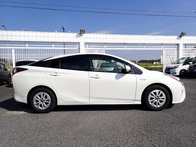 プリウス Ｓセーフティプラス　純正メモリーナビ　フルセグＴＶ　Ｂｌｕｅｔｏｏｔｈ　Ｂカメラ　ＥＴＣ　スマートキー　オートＡＣ　クルコン　トヨタセーフティーセンス　ＬＥＤライト　フォグ　純正ＡＷ（6枚目）