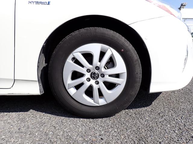 プリウス Ｓセーフティプラス　純正メモリーナビ　フルセグＴＶ　Ｂｌｕｅｔｏｏｔｈ　Ｂカメラ　ＥＴＣ　スマートキー　オートＡＣ　クルコン　トヨタセーフティーセンス　ＬＥＤライト　フォグ　純正ＡＷ（10枚目）