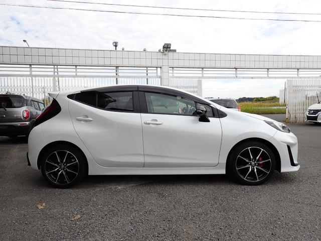 アクア ＧＲスポーツ　純正１０．５型ディスプレイオーディオ　Ｂｌｕｅｔｏｏｔｈ　全方位カメラ　トヨタセーフティーセンス　スマートキー　オートＡＣ　シートヒーター　クルコン　ＬＥＤライト　フォグ　純正アルミ（6枚目）