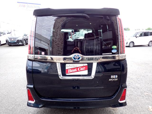 ノア ハイブリッドＳｉ　ダブルバイビー　後期型　純正９インチメモリーナビＴＶ　Ｂｌｕｅｔｏｏｔｈ　Ｂカメラ　両側自動ドア　スマートキー　シートヒーター　セーフティーセンス　クルコン　ＬＥＤライト　純正アルミ　７人乗り（4枚目）