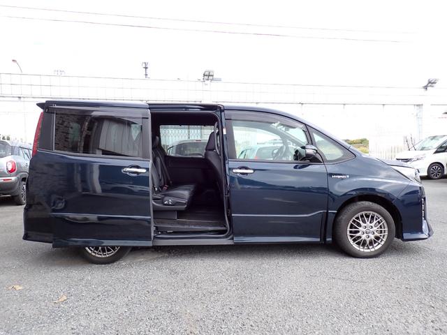 ノア ハイブリッドＳｉ　ダブルバイビー　後期型　純正９インチメモリーナビＴＶ　Ｂｌｕｅｔｏｏｔｈ　Ｂカメラ　両側自動ドア　スマートキー　シートヒーター　セーフティーセンス　クルコン　ＬＥＤライト　純正アルミ　７人乗り（6枚目）