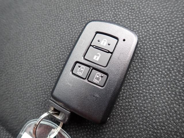 ノア ハイブリッドＳｉ　ダブルバイビー　後期型　純正９インチメモリーナビＴＶ　Ｂｌｕｅｔｏｏｔｈ　Ｂカメラ　両側自動ドア　スマートキー　シートヒーター　セーフティーセンス　クルコン　ＬＥＤライト　純正アルミ　７人乗り（12枚目）