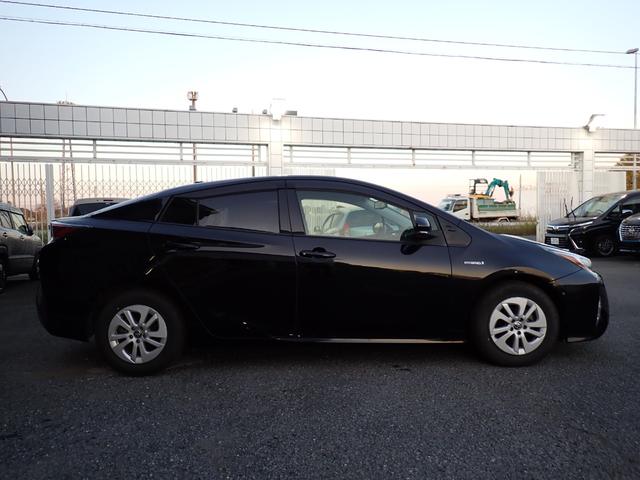 プリウス Ｓセーフティプラス　純正メモリーナビＴＶ　Ｂｌｕｅｔｏｏｔｈ　バックカメラ　スマートキー　オートエアコン　クルコン　トヨタセーフティーセンス　ＬＥＤライト　フォグ　純正アルミ　ドアバイザー（6枚目）