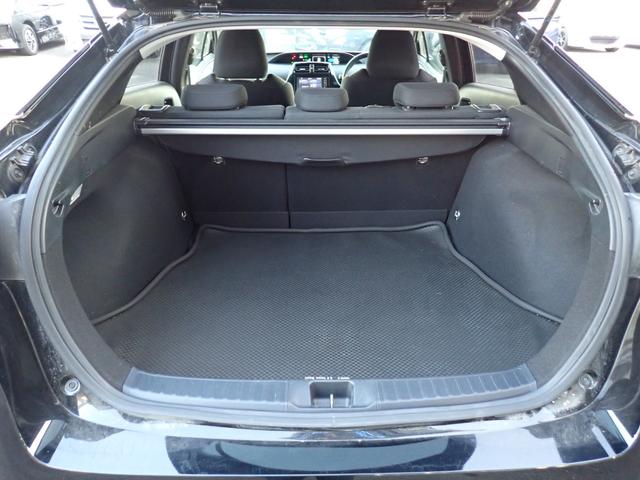 プリウス Ｓセーフティプラス　純正メモリーナビＴＶ　Ｂｌｕｅｔｏｏｔｈ　バックカメラ　スマートキー　オートエアコン　クルコン　トヨタセーフティーセンス　ＬＥＤライト　フォグ　純正アルミ　ドアバイザー（14枚目）