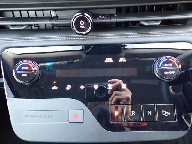 セレナ ハイウェイスターＶ　現行型　純正１２．３インチメモリーナビ　フリップダウンモニター　プロパイロット　両側自動ドア　フルセグＴＶ　Ｂｌｕｅｔｏｏｔｈ　全方位カメラ　インテリキー　クルコン　ＬＥＤライト　フォグ　純正アルミ（21枚目）