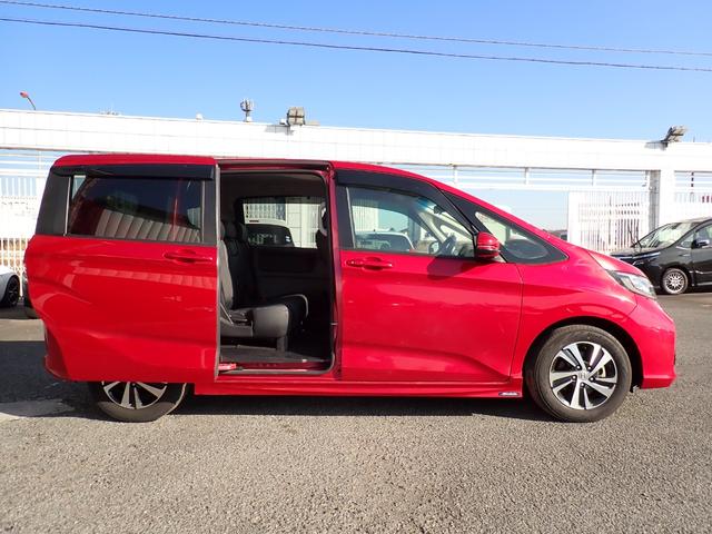 フリードハイブリッド ハイブリッド・Ｇホンダセンシング　モデューロエアロ　純正９インチナビ　フルセグＴＶ　Ｂｌｕｅｔｏｏｔｈ　ＥＴＣ　両側自動ドア　Ｓパッケージ　スマートキー　オートエアコン　クルコン　ホンダセンシング　ＬＥＤライト　純正アルミ　７人乗り（6枚目）