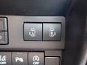 運転席でパワースライドドアの操作も出来て便利です