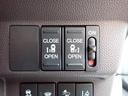 運転席でパワースライドドアの操作も出来て便利です