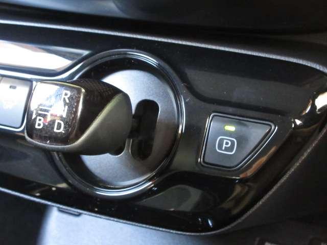 プリウスＰＨＶ Ｓナビパッケージ・ＧＲスポーツ　純正９型ナビ地デジＢカメラ専用半革暖シートＡＵＴＯ付ＬＥＤ／フォグ／デイライト専用足廻り１８ＡＷ（17枚目）