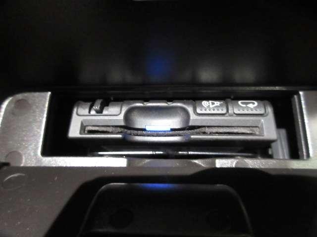 ノア Si ダブルバイビー 1オナALPINEナビSD録音フルセグS/BカメラETC両側電動ドア革巻ステア PCS/LDA/AHB付LED フォグI-STOP クルコン A格納ウインカミラー TRDエアロTANABEサス純正AW(17枚目)