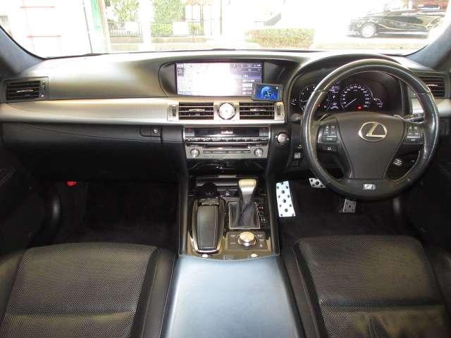 黒を基調としたブラックインテリアで、スポーティーな高級感ある内装に仕上がっております！