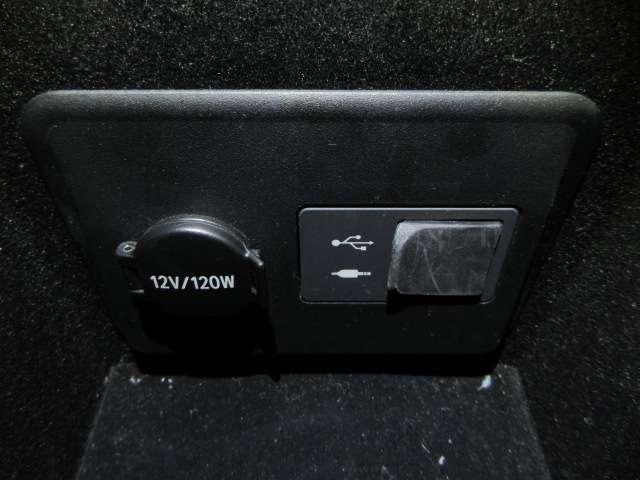 コンソールＢＯＸ内には、オーディオ接続用ＡＵＸ／ＵＳＢ接続端子を完備しております♪