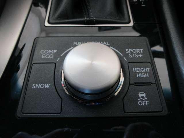 走行状況に応じて使い分けが可能な、ドライブモードセレクター付☆