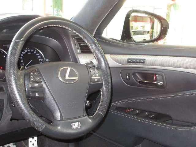 取り廻しの良い、グリップ力のある革巻ステアリングです。