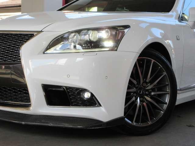 暗い夜道でも視界良好な、三眼アダプティブハイビームＡＦＳ付ＬＥＤヘッドライト／ＬＥＤフォグ☆