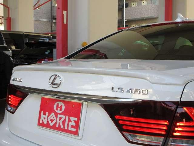 後方トランクＲスポイラー付で、見た目も◎