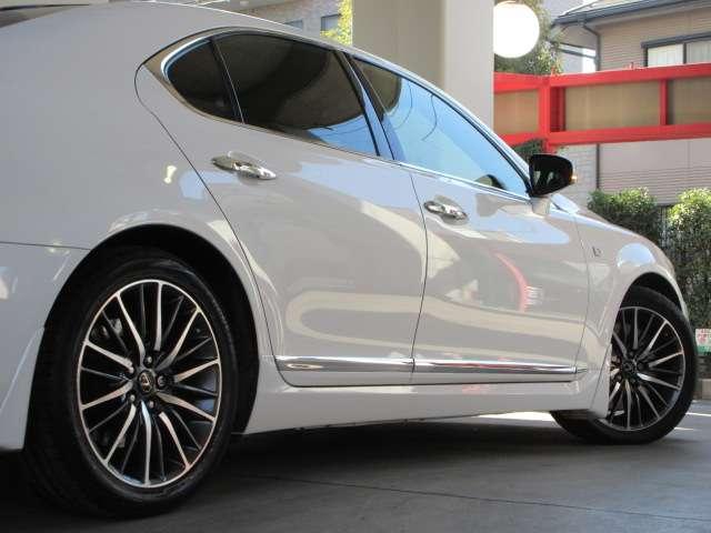 足元には、純正１９インチＡＷで見た目も◎