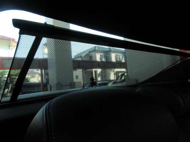後席専用電動Ｒシェイド付で、暑い日差しもシャットダウン☆
