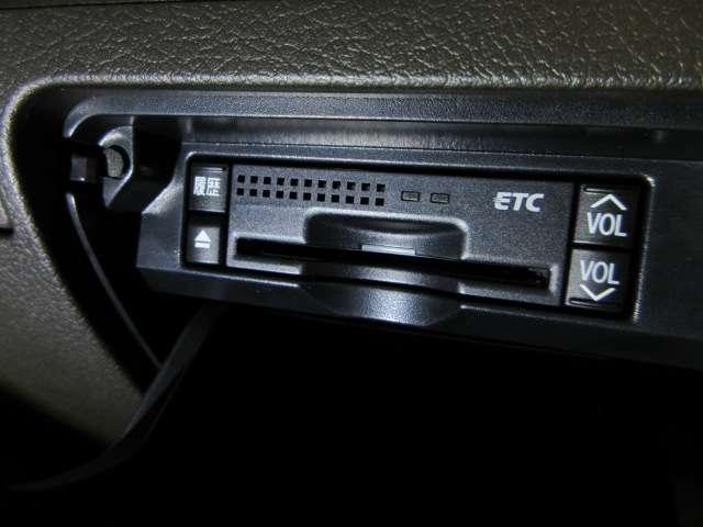 クラウンハイブリッド Ｇパッケージ　後期プレミアムＳＯＵＮＤ寒冷地メーカーＯＰナビ地デジＳ／ＢカメラＰアシストＰＣＳ／追従クルーズ黒本革電動暖冷シート後席コントローラー電動Ｒシェイド純正１８ＡＷ（22枚目）