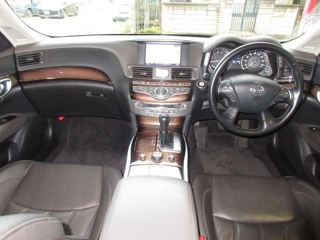 シーマ ハイブリッド　ＶＩＰ　ＢＯＳＥ純正ＤＴＶナビＳ／Ｂカメラ本革電動暖冷シート後席リモコン電動ＲシェイドＥＴＣサンルーフ純正ＡＷ（6枚目）