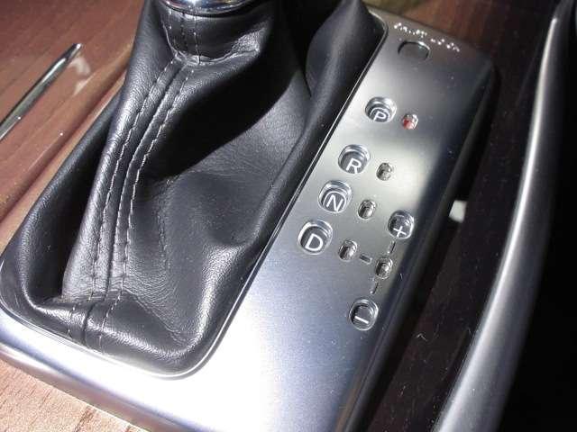 シーマ ハイブリッド　ＶＩＰ　ＢＯＳＥ純正ＤＴＶナビＳ／Ｂカメラ本革電動暖冷シート後席リモコン電動ＲシェイドＥＴＣサンルーフ純正ＡＷ（19枚目）