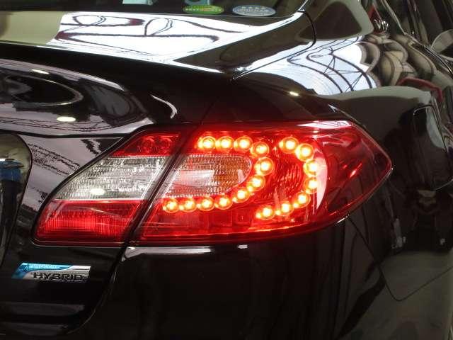 シーマ ハイブリッド　ＶＩＰ　ＢＯＳＥ純正ＤＴＶナビＳ／Ｂカメラ本革電動暖冷シート後席リモコン電動ＲシェイドＥＴＣサンルーフ純正ＡＷ（26枚目）