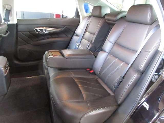 シーマ ハイブリッド　ＶＩＰ　ＢＯＳＥ純正ＤＴＶナビＳ／Ｂカメラ本革電動暖冷シート後席リモコン電動ＲシェイドＥＴＣサンルーフ純正ＡＷ（64枚目）