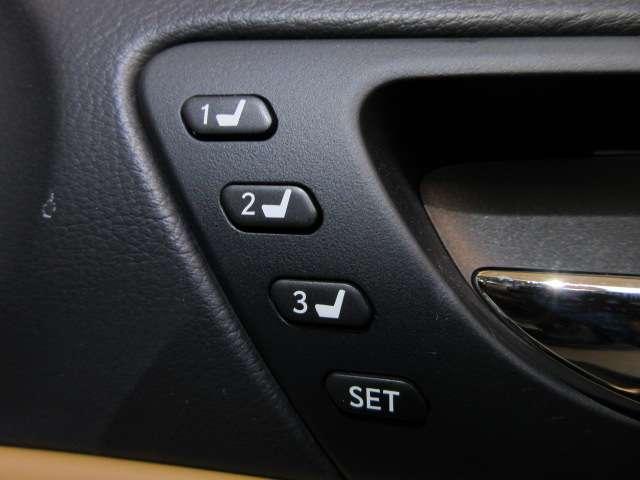 ＩＳ ＩＳ３００ｈ　バージョンＬ　１オナＭＯＰナビ地デジＢカメラ茶本革電動暖冷シートＰＣＳ／追従クルーズ電動Ｒシェイド純正１７ＡＷ（35枚目）