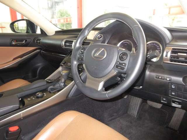 ＩＳ ＩＳ３００ｈ　バージョンＬ　１オナＭＯＰナビ地デジＢカメラ茶本革電動暖冷シートＰＣＳ／追従クルーズ電動Ｒシェイド純正１７ＡＷ（43枚目）