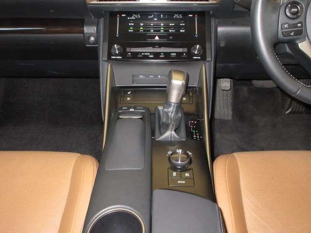 ＩＳ ＩＳ３００ｈ　バージョンＬ　１オナＭＯＰナビ地デジＢカメラ茶本革電動暖冷シートＰＣＳ／追従クルーズ電動Ｒシェイド純正１７ＡＷ（46枚目）