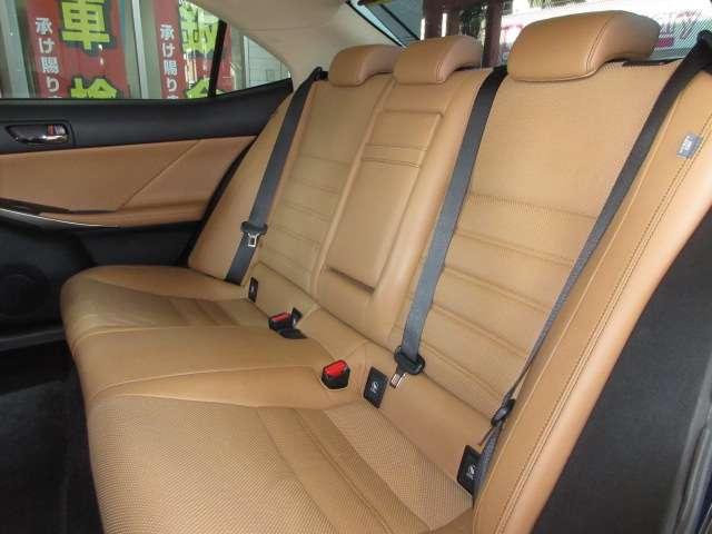 ＩＳ ＩＳ３００ｈ　バージョンＬ　１オナＭＯＰナビ地デジＢカメラ茶本革電動暖冷シートＰＣＳ／追従クルーズ電動Ｒシェイド純正１７ＡＷ（64枚目）