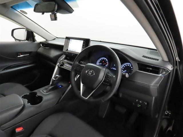 高級感のある美しいインテリアデザインの運転席です。