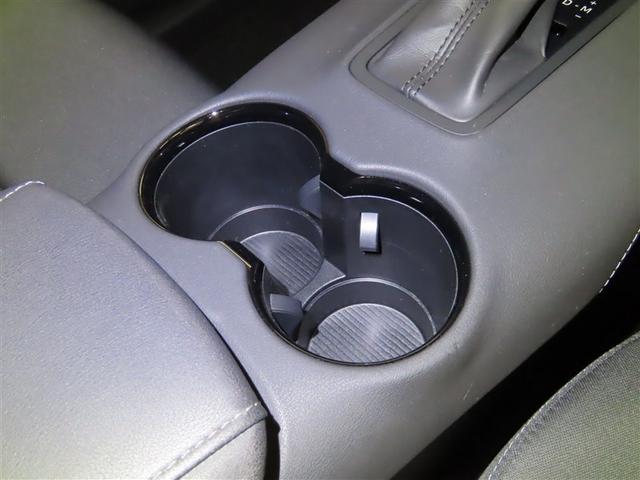 センターコンソールにドリンクホルダーを装備しております。