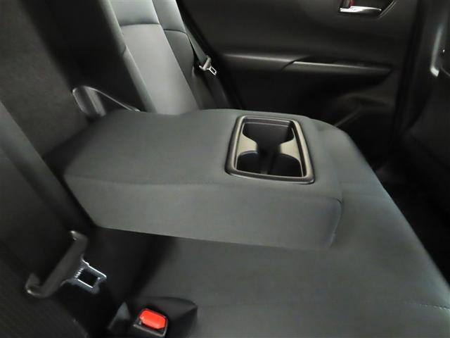 後席センターアームレストにドリンクホルダーを装備しております。